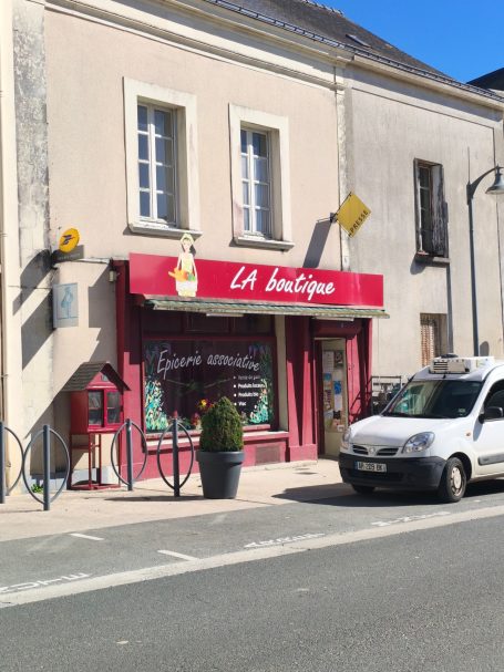 Vitrine peinte Challain-la-Potherie
